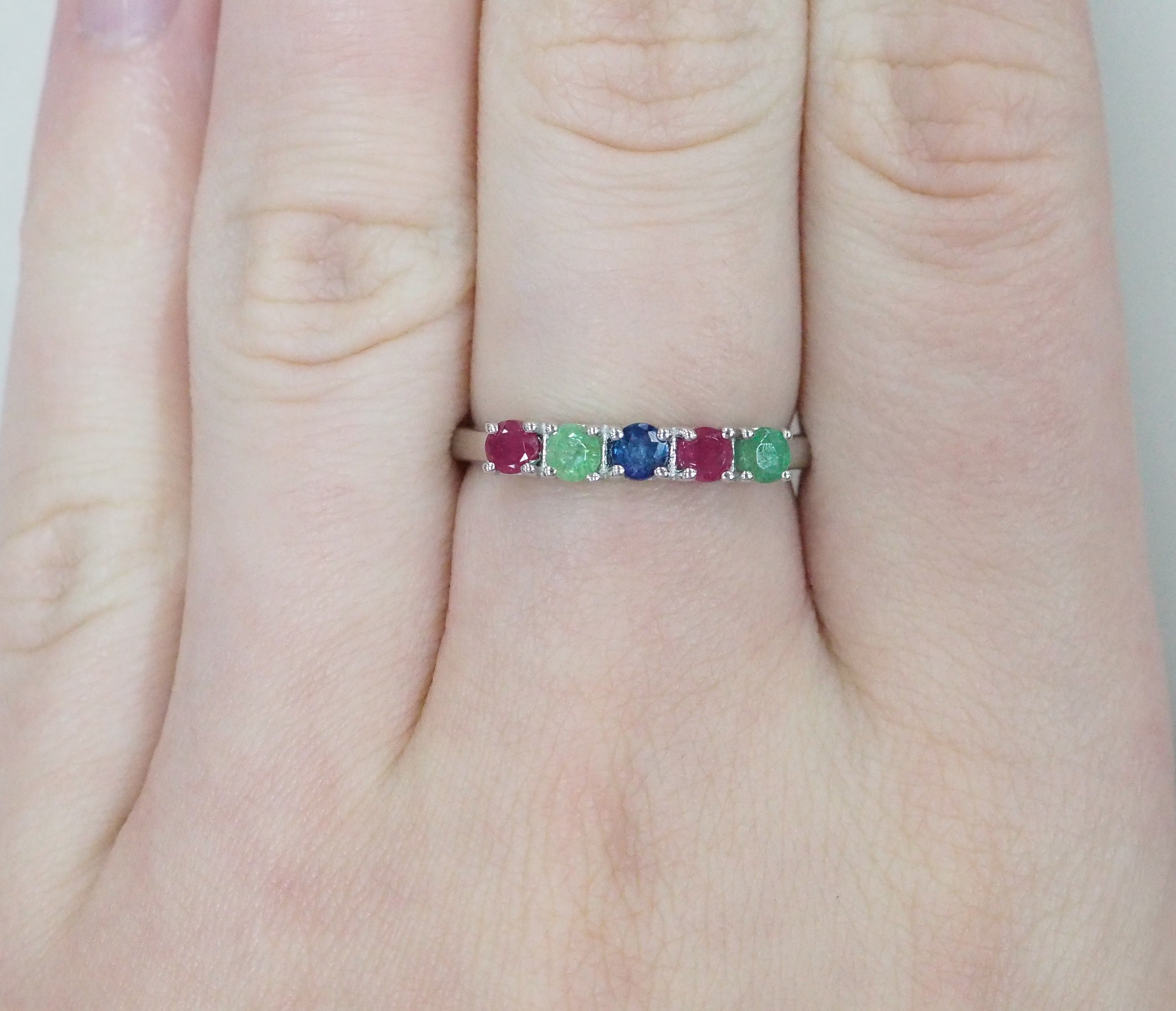 Серебряное кольцо с изумрудами, рубинами и сапфиром